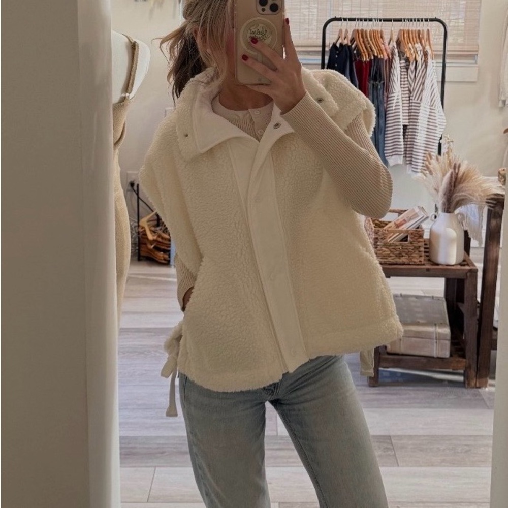 White Sherpa Vest - Picture 2 of 3